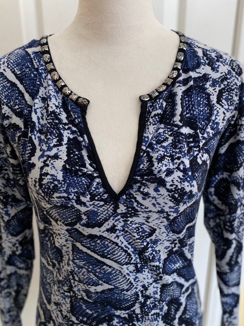 JOYOUS & FREE snakeskin blue black white v-neck blouse, sz S